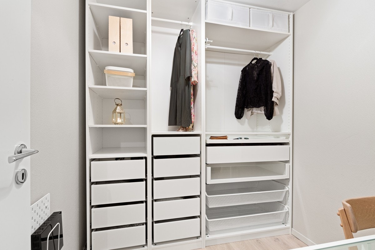 Walk-in garderoben i tilknytning til entré har en god størrelse. Galleribilde