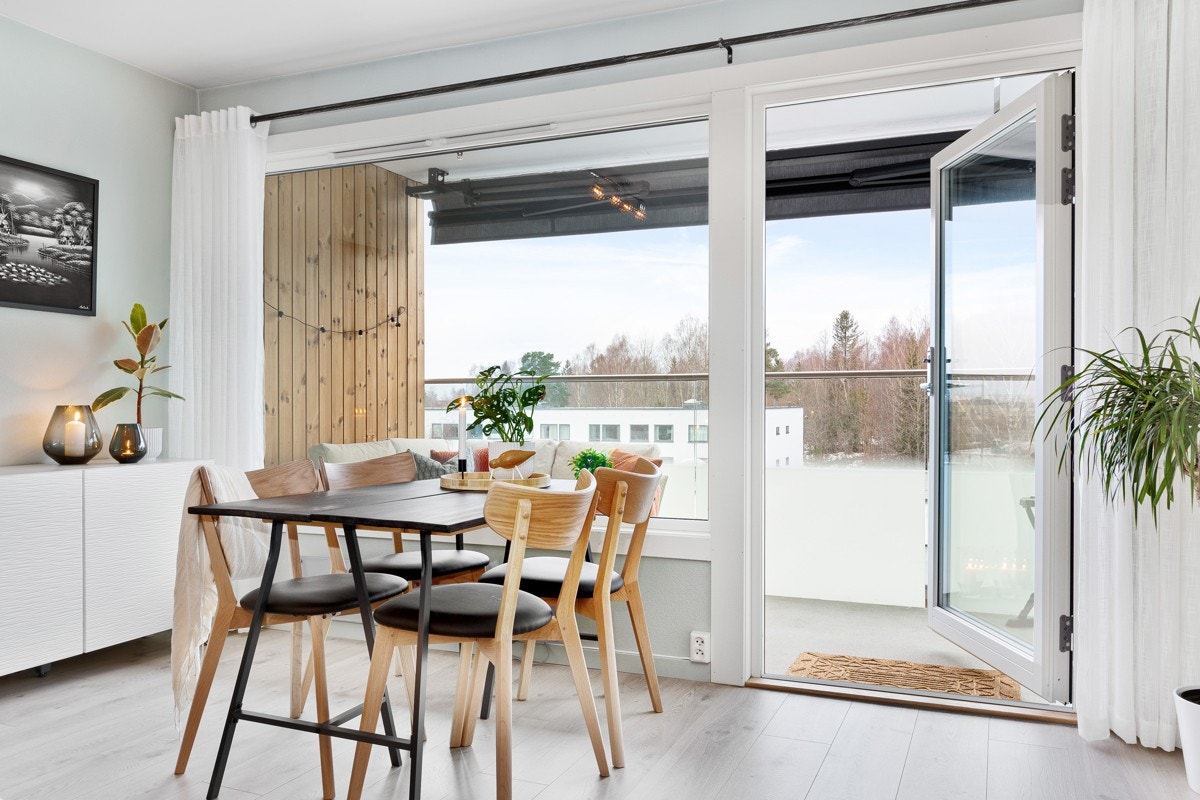 Koselig plass i stuen for spisebord med tilhørende møblement. Vinduer og balkongdør er nylig skiftet. Galleribilde