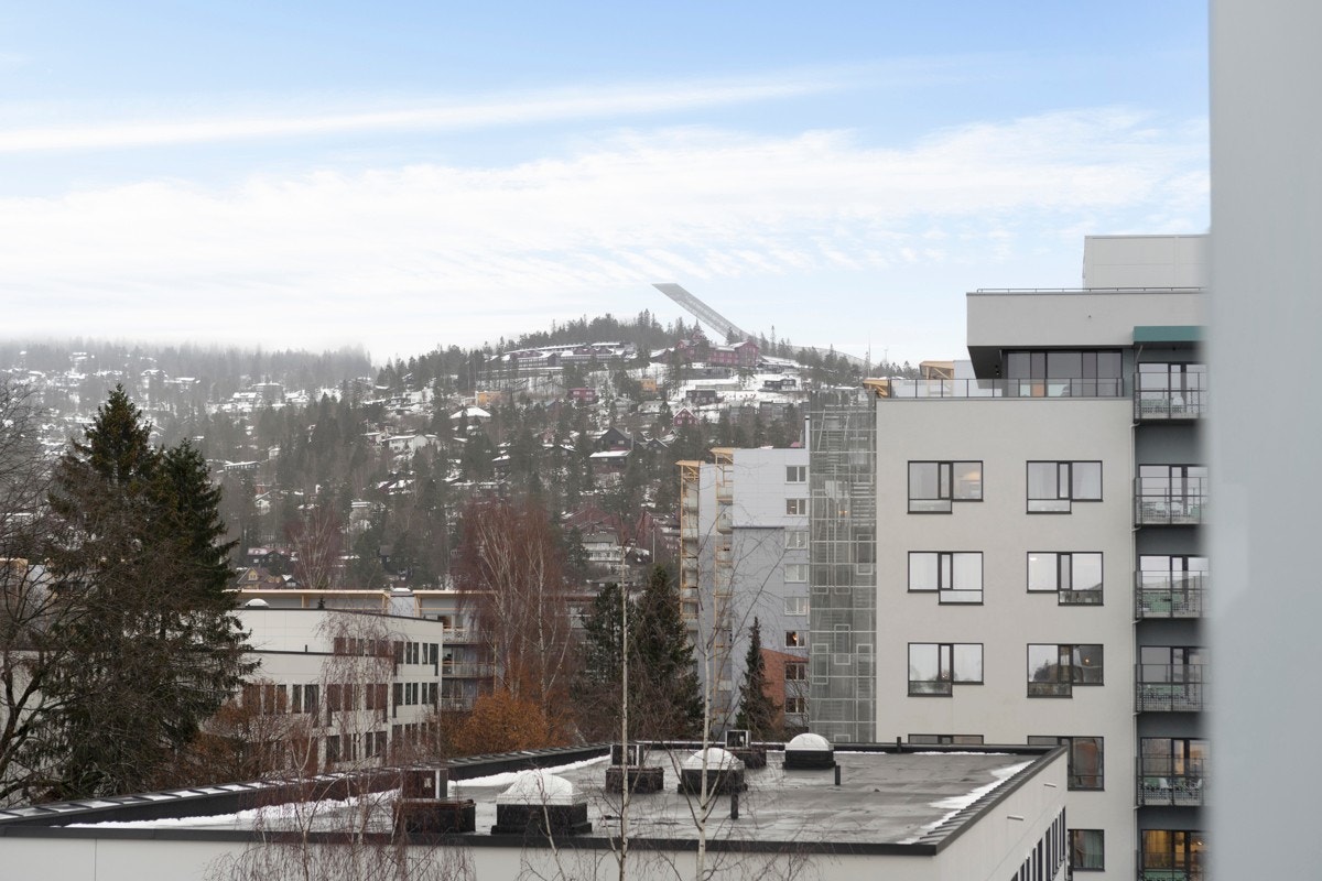 Her bor du høyt og fritt i 6.etg med utsikt mot blant annet Holmenkollen. Galleribilde