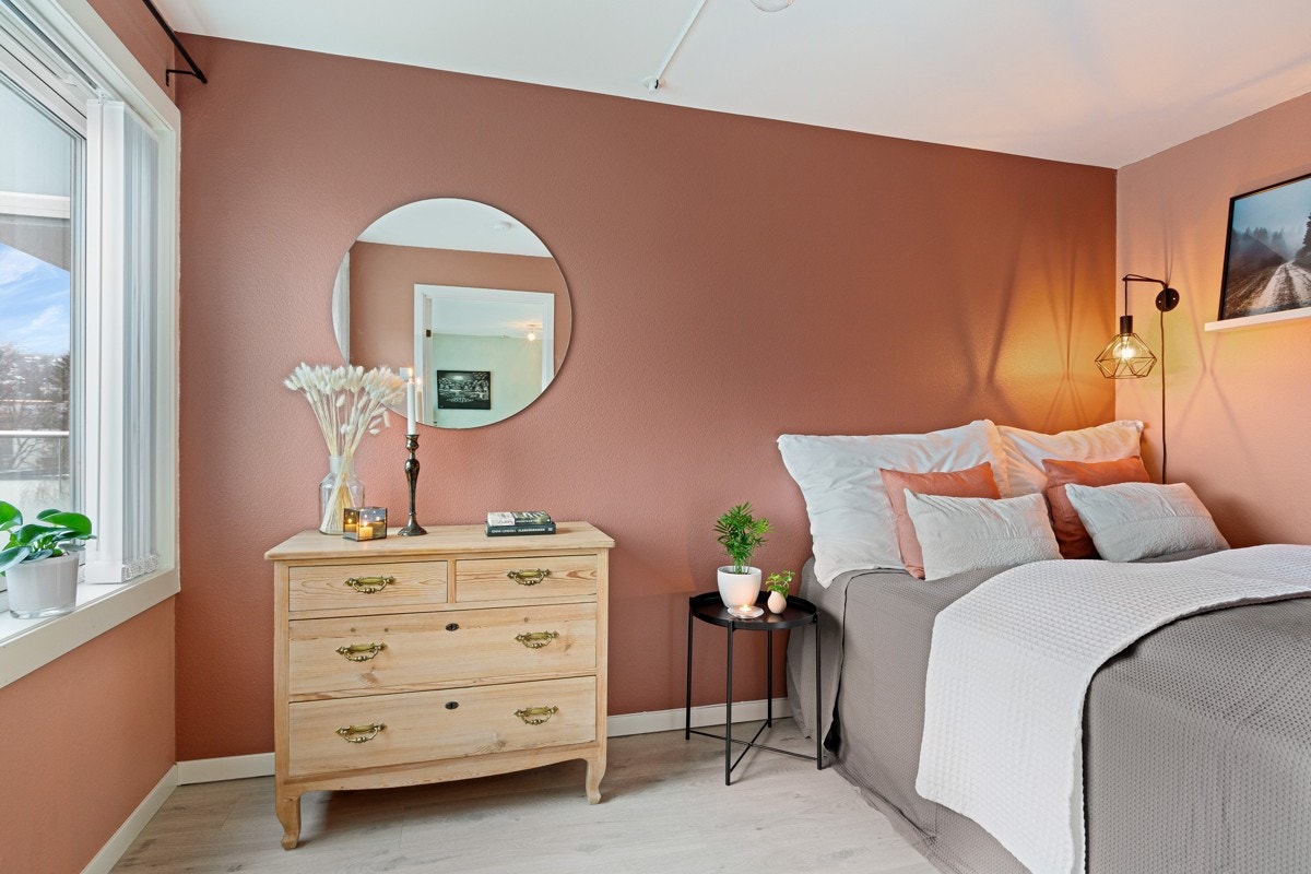 Romslig soverom med plass til dobbeltseng og diverse oppbevaringsmøbler. Galleribilde