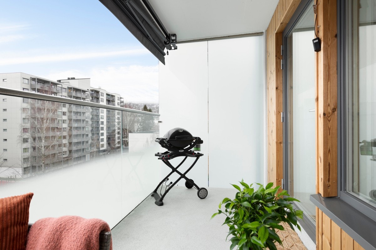 Fra stuen har du også utgang til nordvest-vendt balkong på 7,5 kvm med gode solforhold på ettermiddags- og kveldstid. Galleribilde