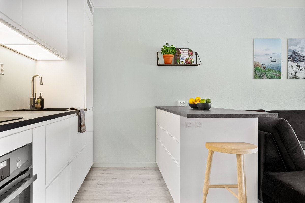 Praktisk barløsning og rikelig med skap- og benkeplass. Galleribilde