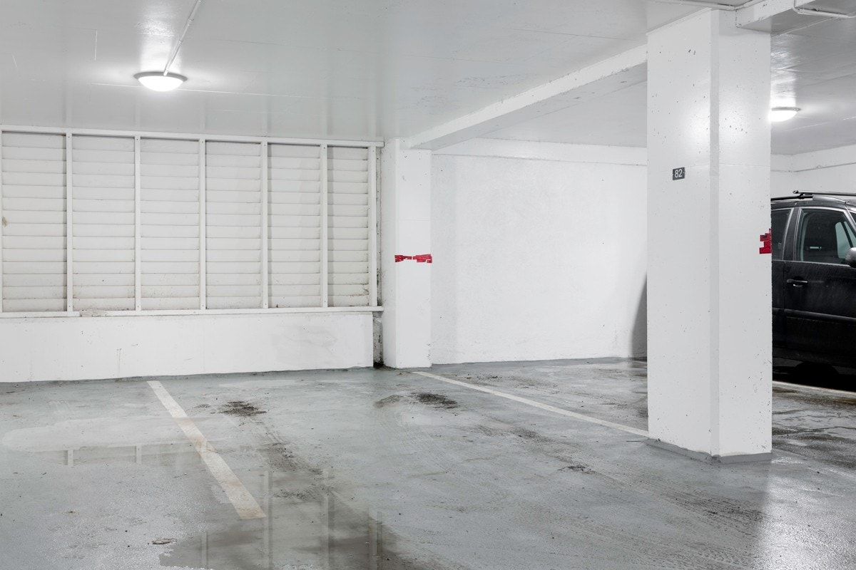 Med boligen følger det garasjeplass i låst garasjeanlegg. Mulighet for installering av elbil lader. Galleribilde