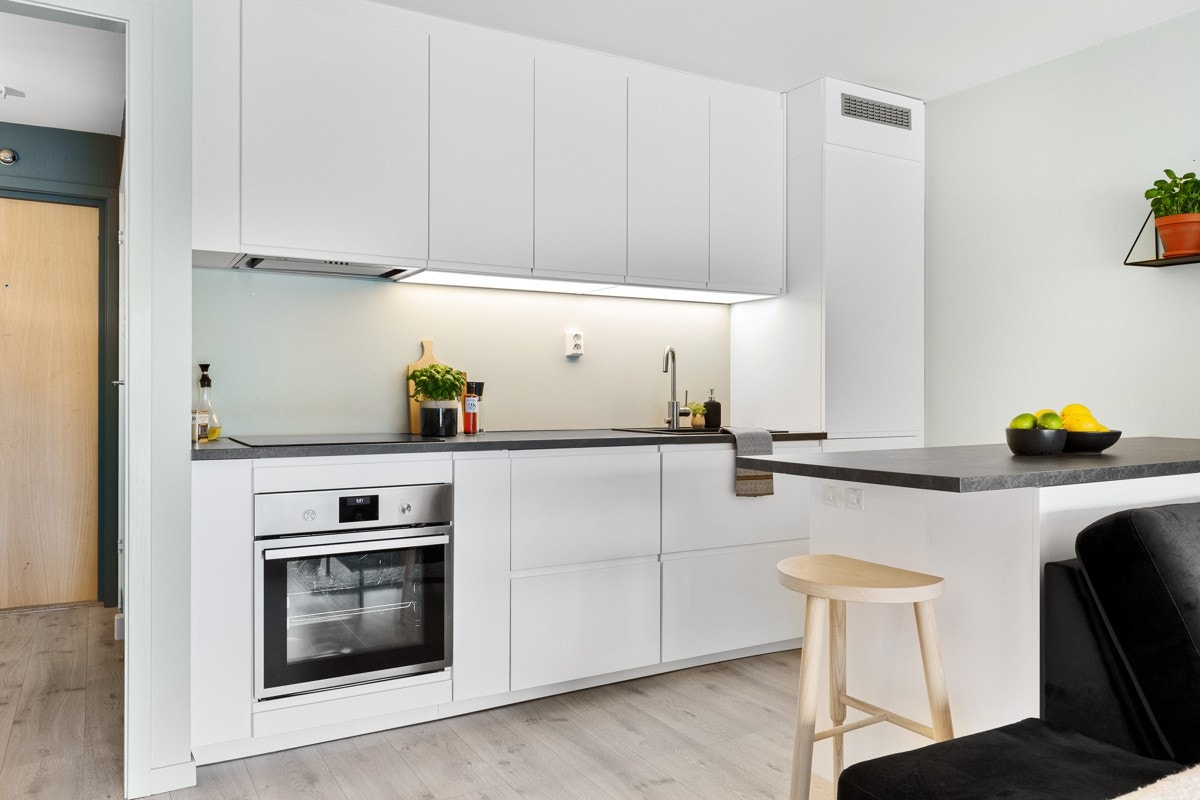 Flott kjøkken fra 2017 med gode arbeidsflater og integrerte hvitevarer. Galleribilde