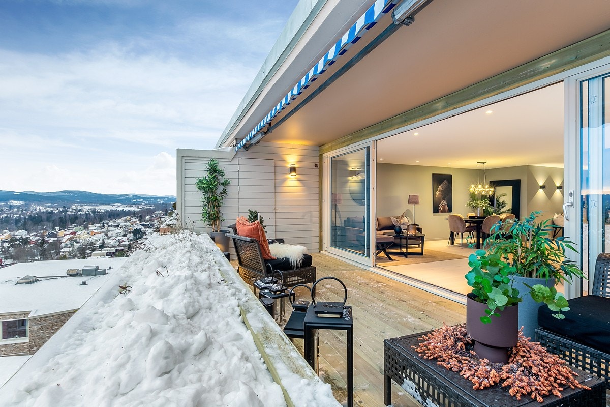 Terrassen er på 15 m² og vender mot vest - Sol fra ca. kl. 13:30 - 22:00 på sommerstid (ifølge sun sekker) Galleribilde