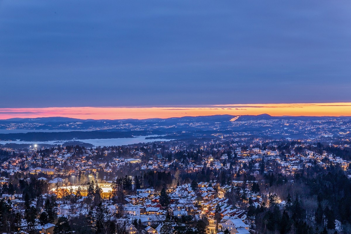 Fra terrassen - Utsikt fra Nesodden i sør via Oslofjorden, Bærum til Øverland i nord Galleribilde