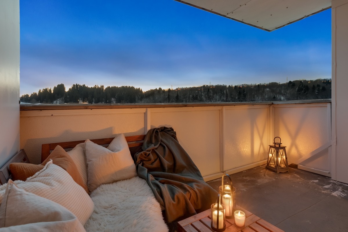 Hovedbalkongen utenfor stuen har sol fra rundt klokken 11. Galleribilde