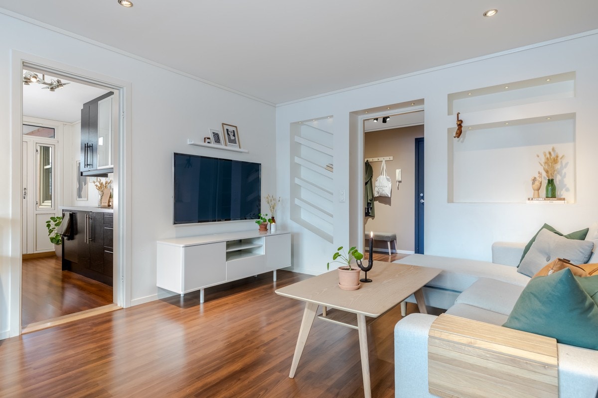 Stuen er på 21 kvm og har downlights og lyse vegger. Galleribilde