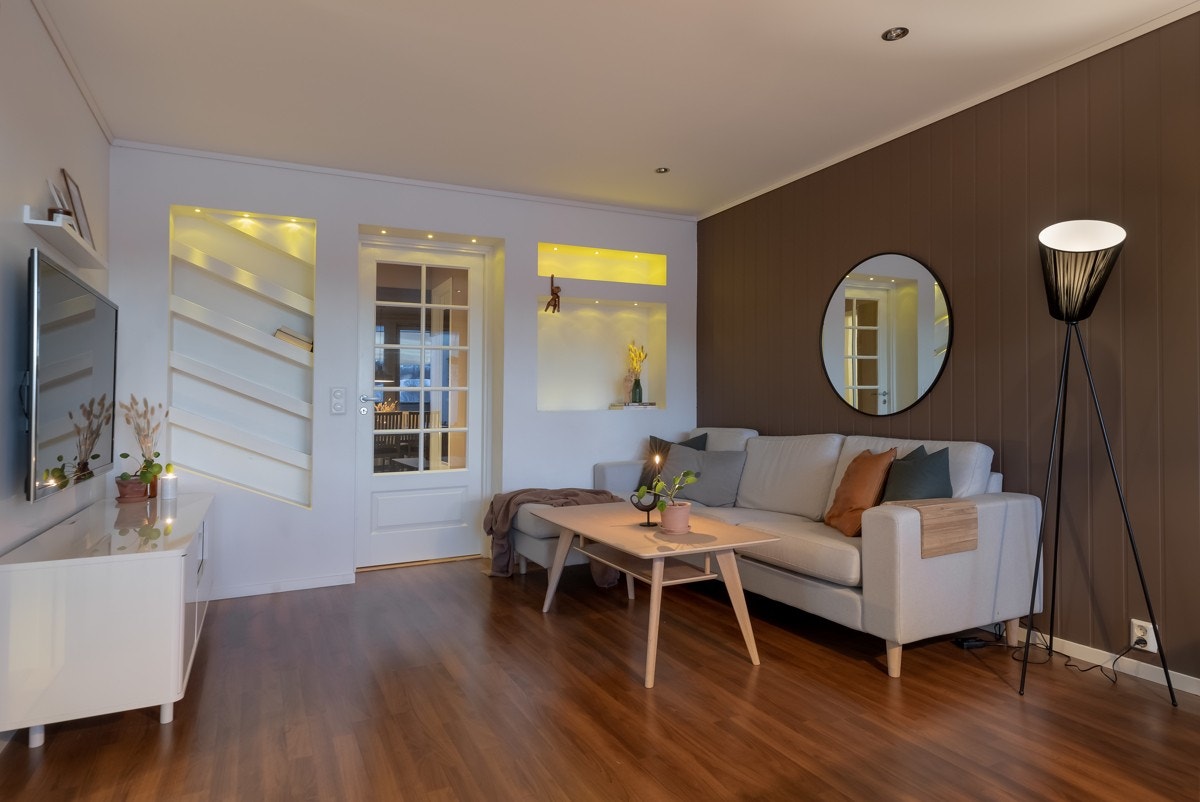 I stuen er det også lekre, integrerte hyller med belysning som gir ekstra plass til oppbevaring. Galleribilde