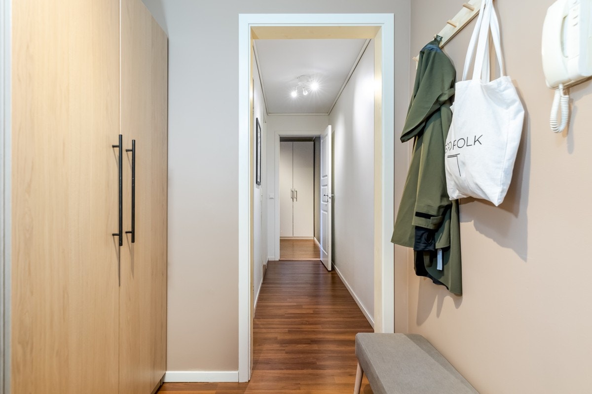 Entreen på 4,5 kvm har garderobeskap, samt knagger og dørcalling montert på veggen. Galleribilde