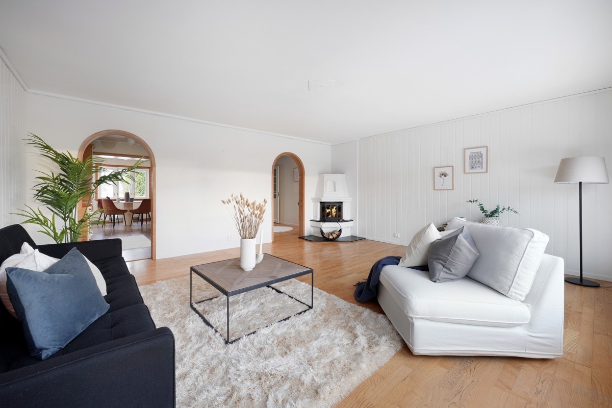 Romslig stue med god plass til sittgruppe. Det er også peis i stuen. Galleribilde