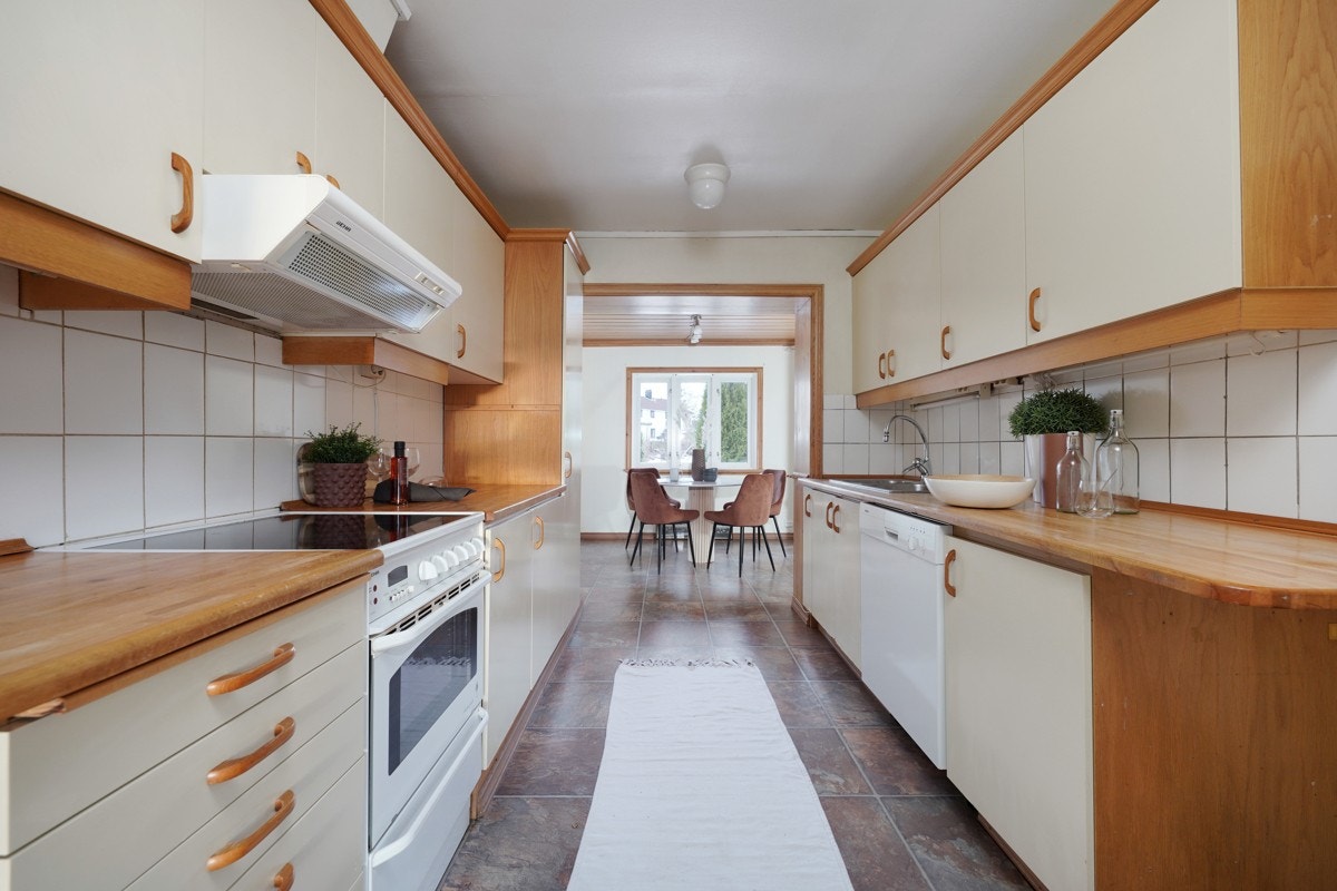 Kjøkken. I forlengelse av kjøkken finner vi spisestuen. Galleribilde