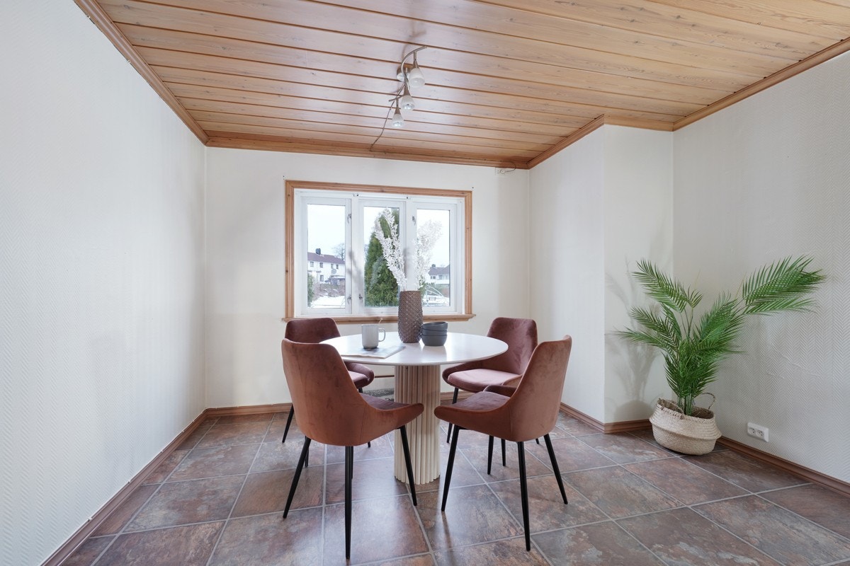 Boligen er bygget ut på nordsiden og har derfor en ekstra spisestue. Galleribilde