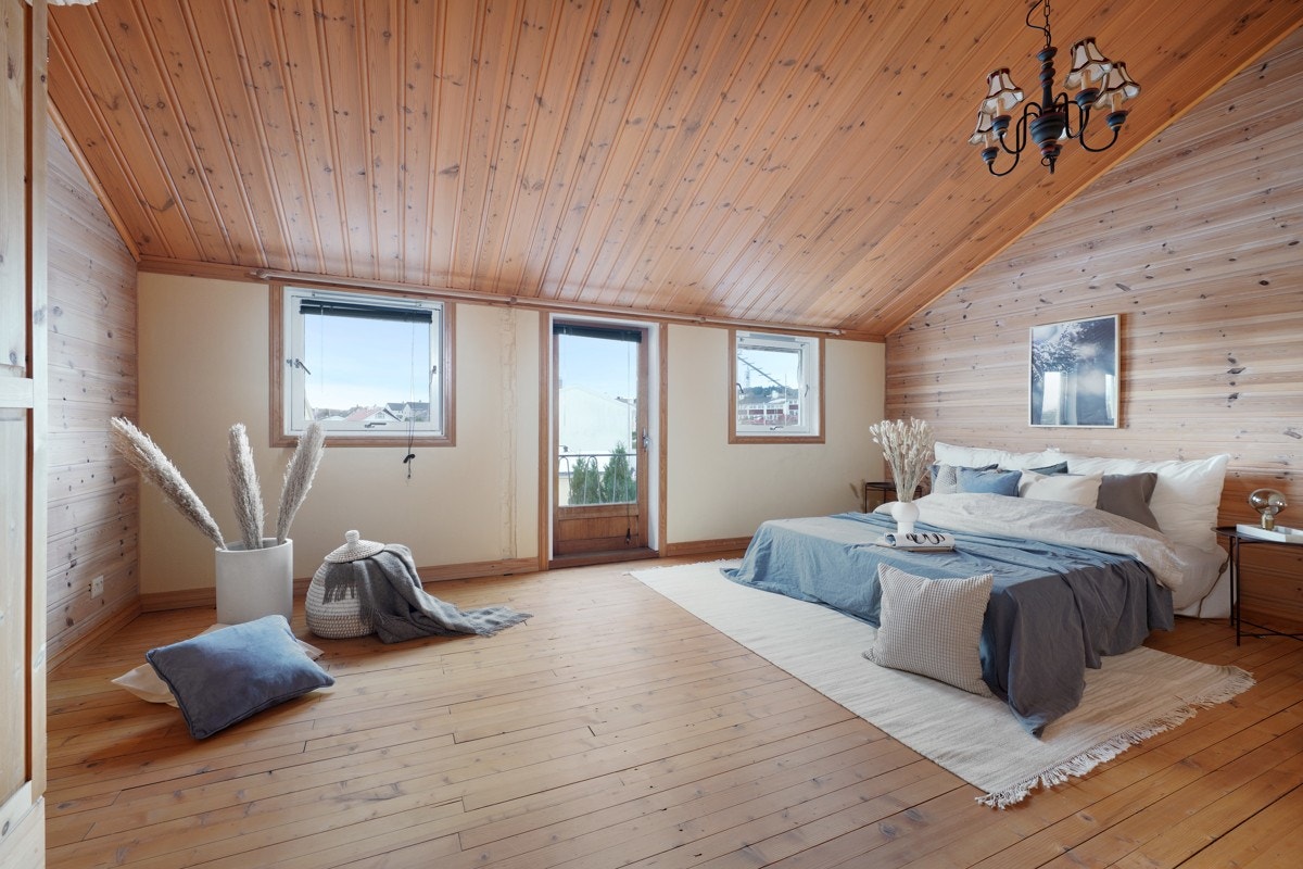 Hovedsoverom i andre etasje. Takhøyden her er ekstra god. Opprinnelig var dette rommet to soverom. Ved å sette opp en lettvegg kan man lett tilbakeføre boligen til den opprinnelige planløsning. Galleribilde