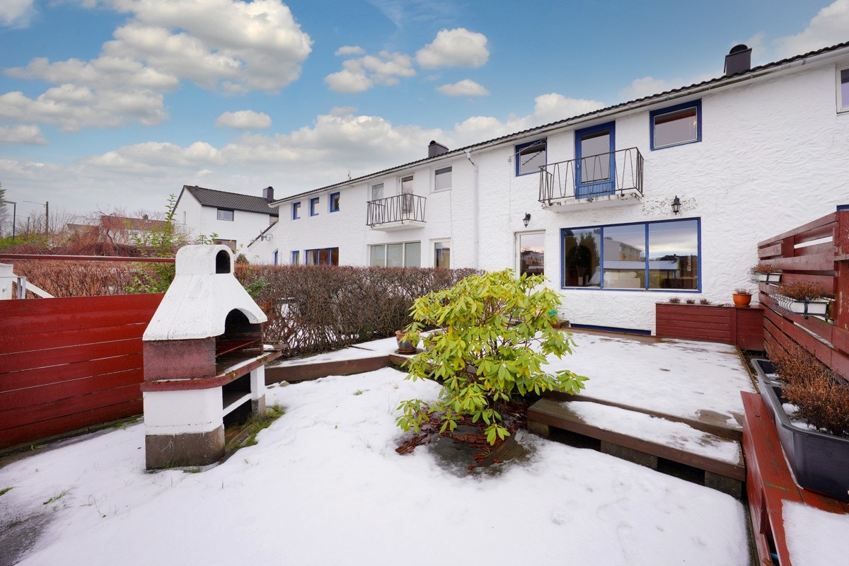 Boligens terrasse. På vår og sommer er dette et flott sted å oppholde seg. Terrassen er sørvendt og har naturligvis gode solforhold. Galleribilde