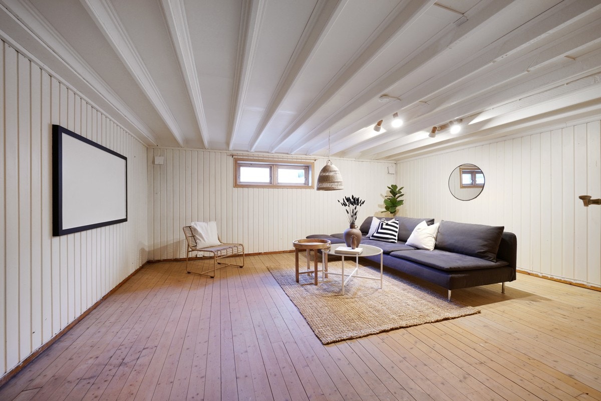 Romslig kjellerstue*. Galleribilde