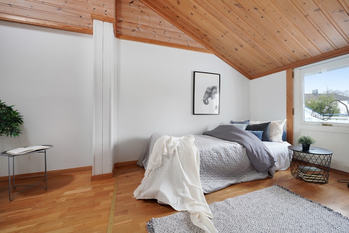 Takhøyden her er også god. Utgang til balkong fra dette rommet. Galleribilde