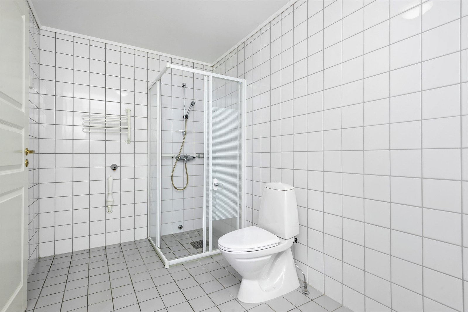 Her har du god plass til vaskemaskin/tørk til venstre for dusjen. Galleribilde