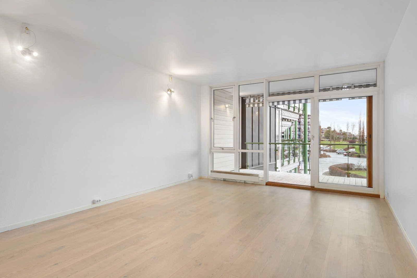 Kjøkken og stue er på hele 38,5 kvm og har god plass til både spisebord, sofa og andre stuemøbler. Galleribilde