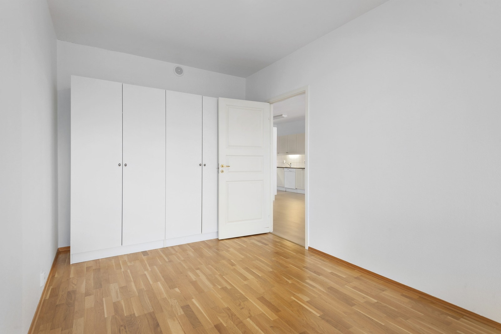 Soverommet er på hele 13, kvm og har garderobeskap klare til bruk. Galleribilde