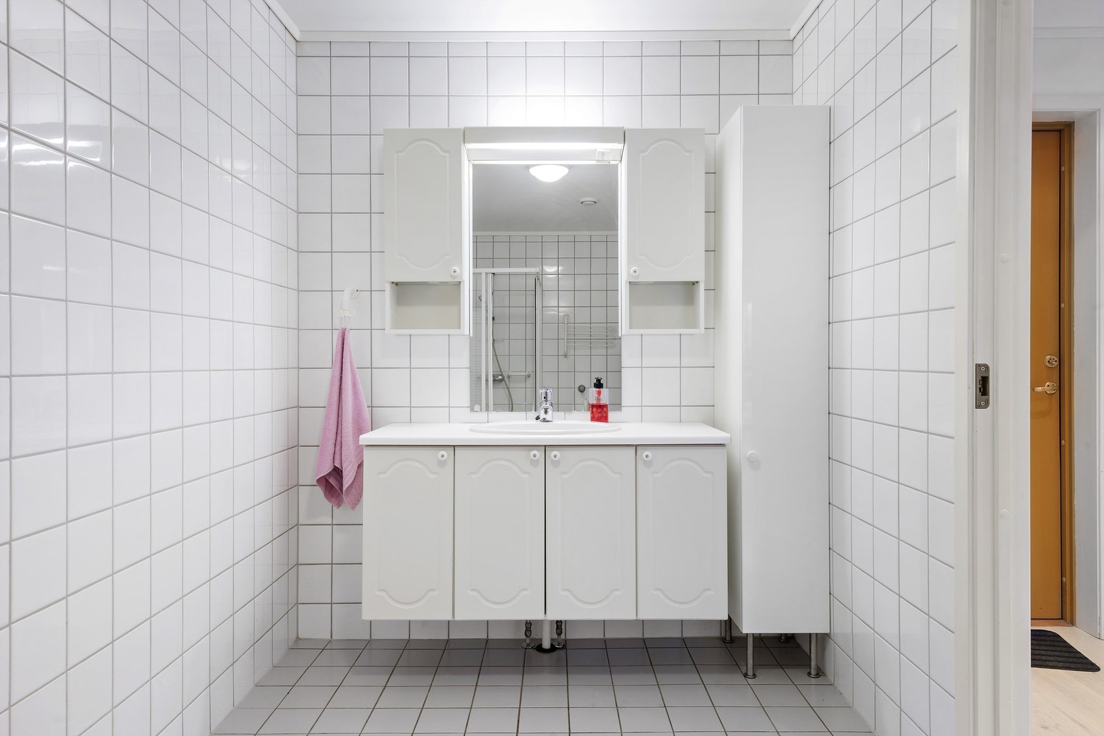 Badet er på 7,5 kvm og ligger ved gangen. Et romslig bad med lyse flis på både gulv og vegger. Galleribilde