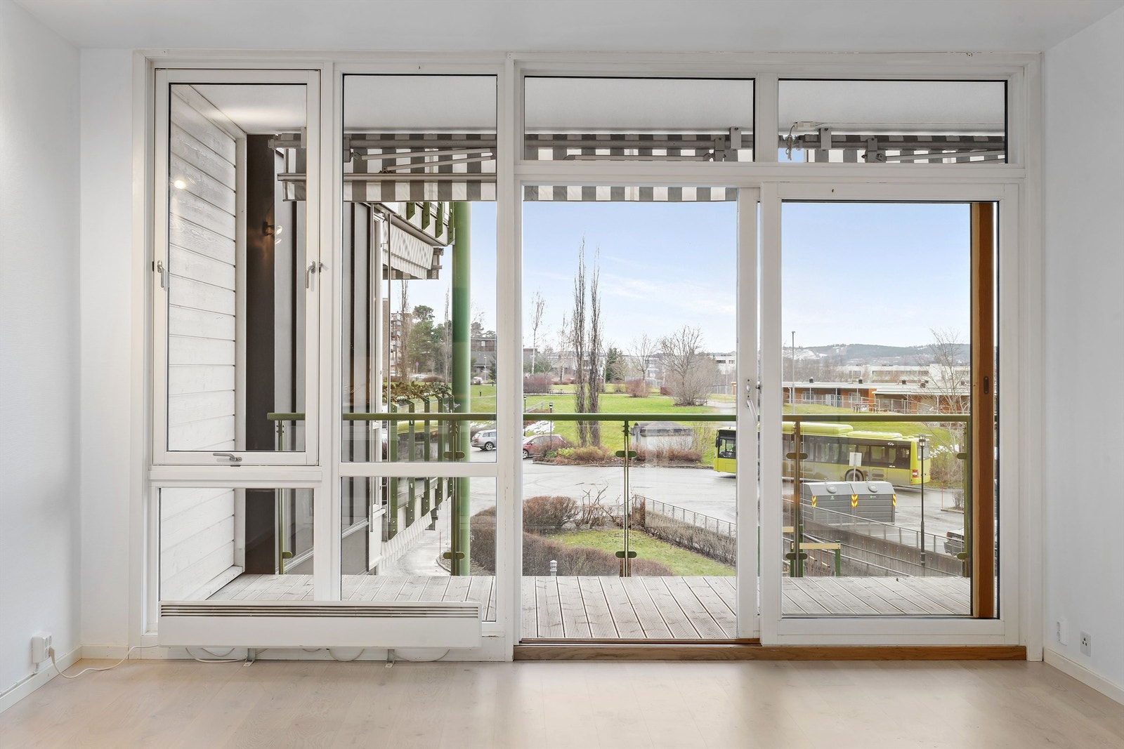 Kolletivtransporten passerer Bergheim,noe som gjør det enkelt å komme seg fra A til B. Det er også gangavstand til dagligvarebutikk, frisør, apotek, blomsterforretning m.m. Galleribilde