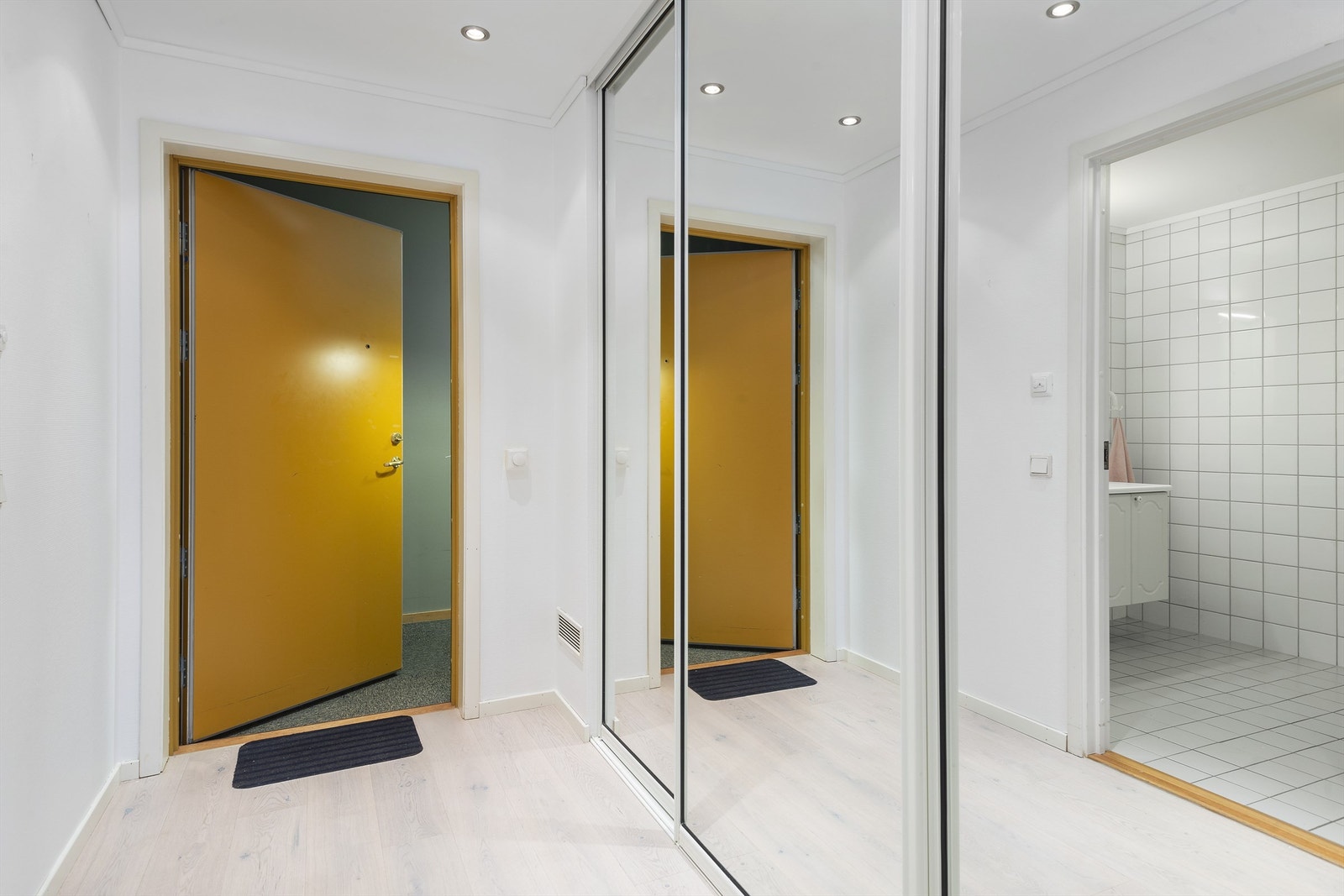 Flott gang med speilgarderobe, parkett på gulv og sportter i tak. Galleribilde