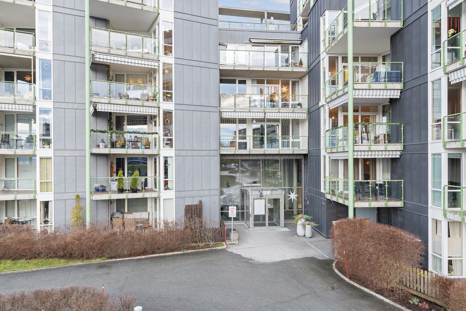 Med leiligheten følger det fast p-plass i kjelleren samt en sportsbod som ligger praktisk til i samme etasje som leiligheten. Galleribilde