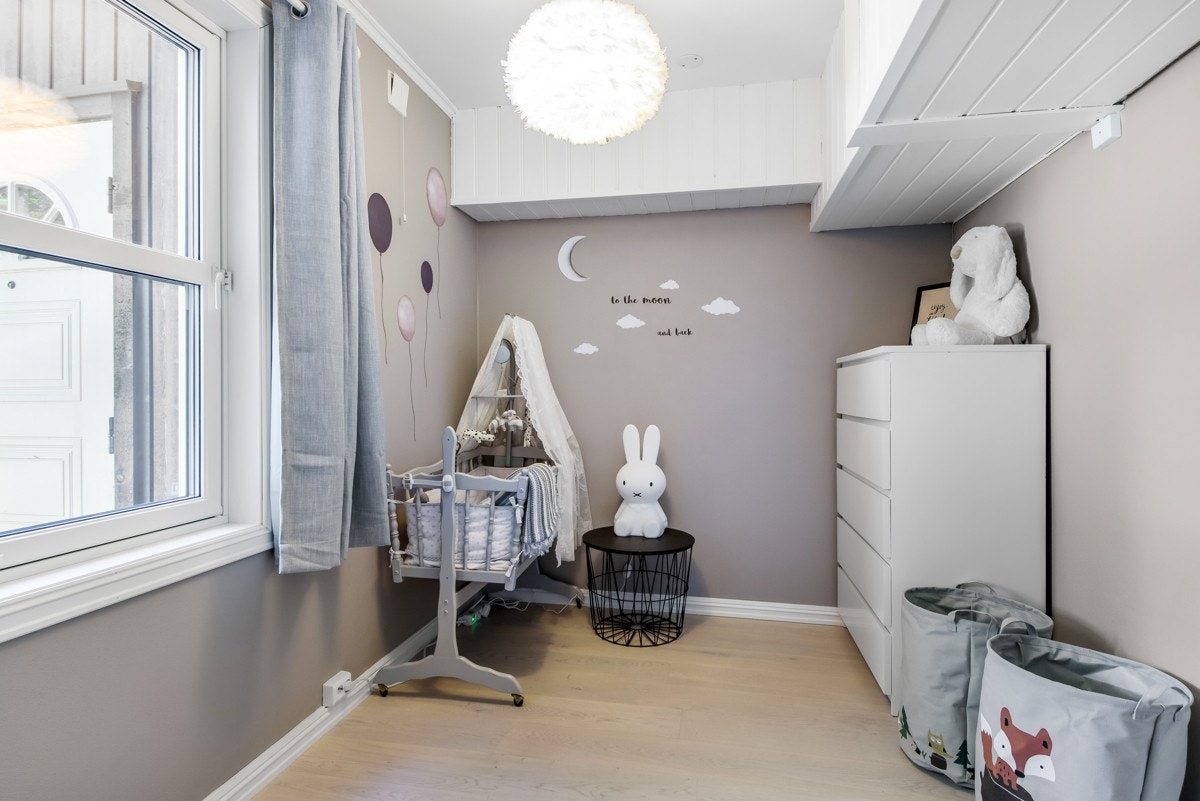 Kontoret er idag innredet som et barnerom med fin størrelse Galleribilde