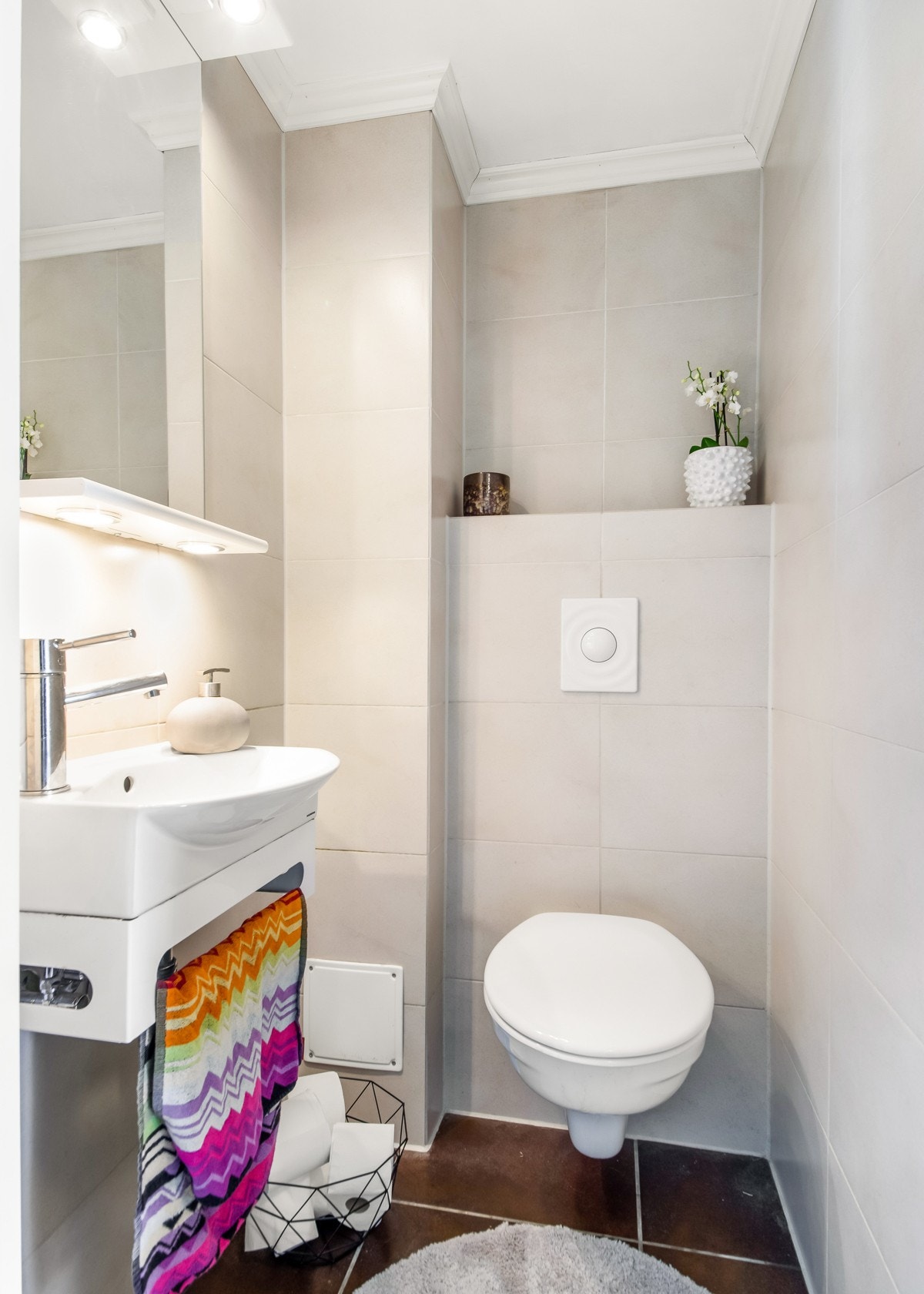 Separat wc med vegghengt toalett og servant ble oppgradert i 2010. Galleribilde