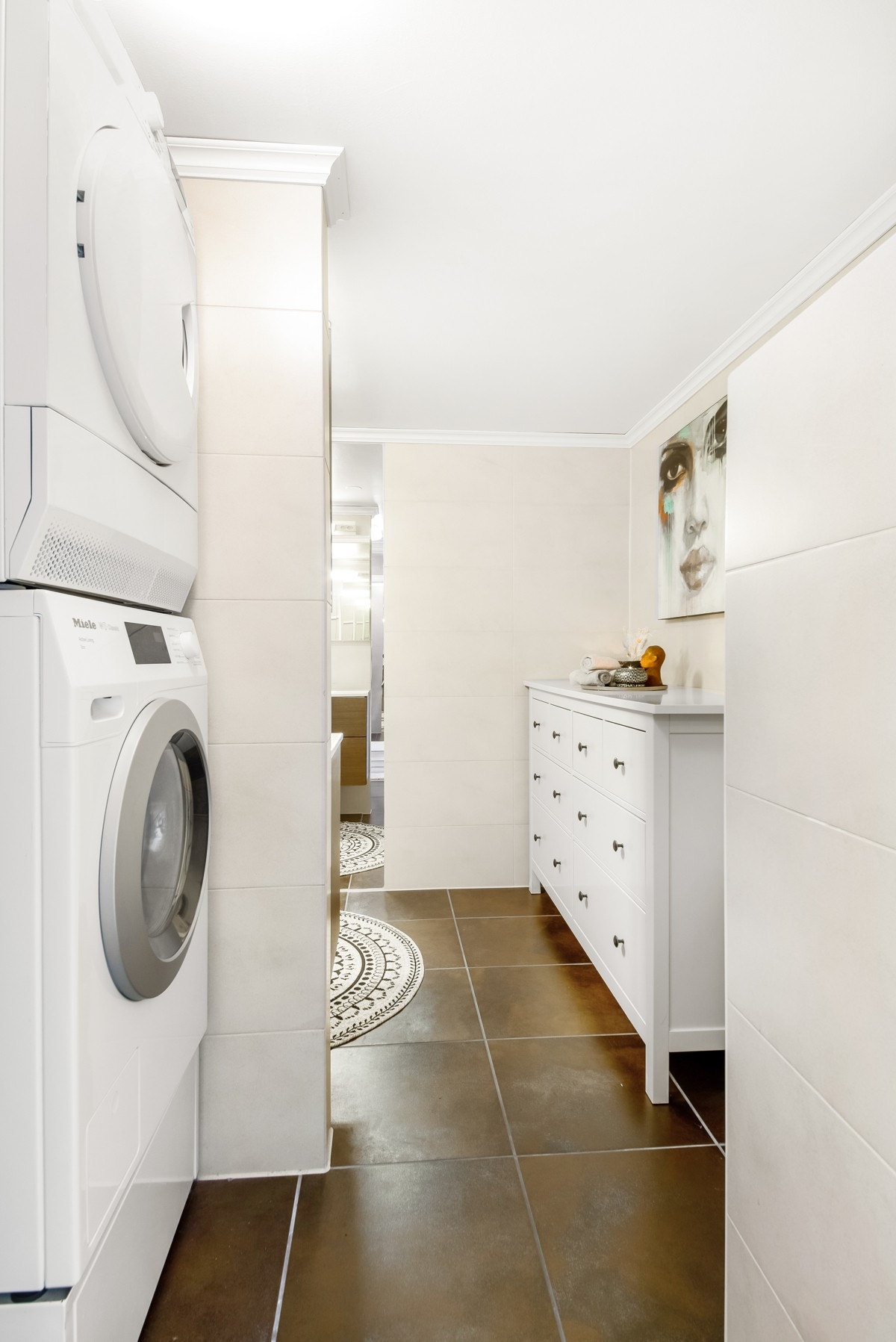 Opplegg for vaskemaskin og tørketrommel. Galleribilde