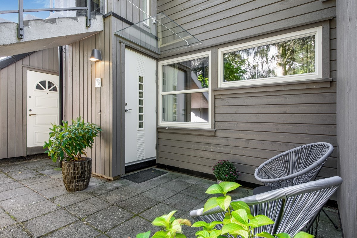 Inngangsparti hvor en kan nyte morgensolen med en kaffekopp. Galleribilde