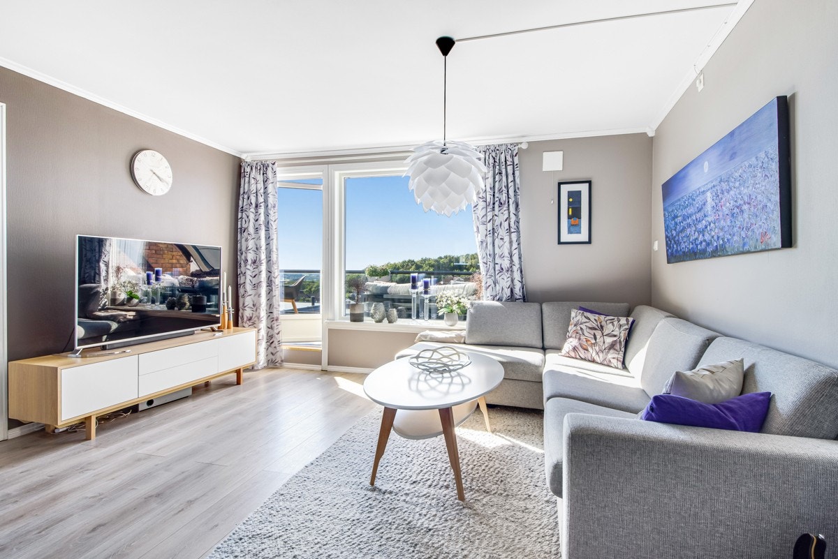 Herlig stue med god plass til romslig sofa. Galleribilde