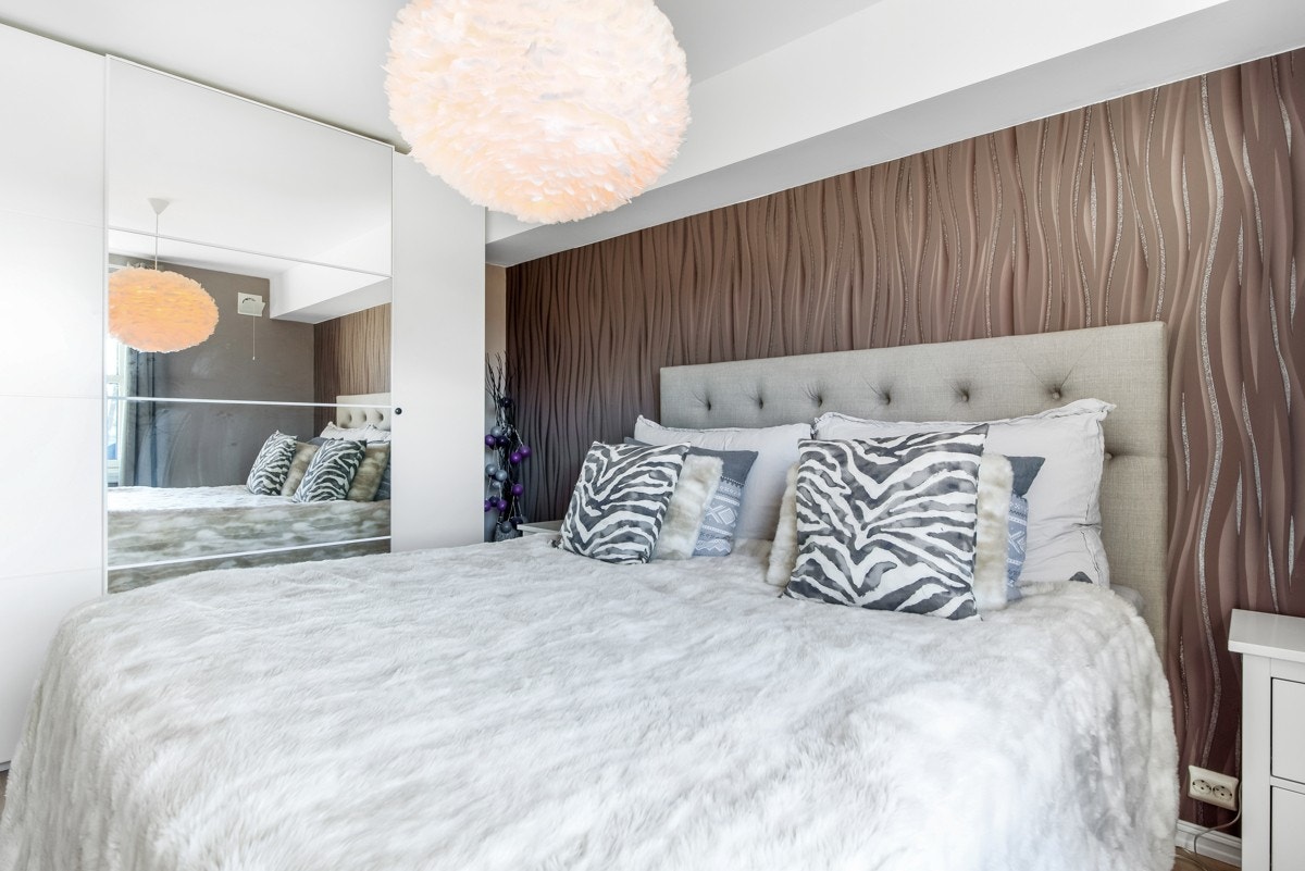 Hovedsoverommet er lyst og delikat med dobbelseng og skyvedørsgarderobe Galleribilde