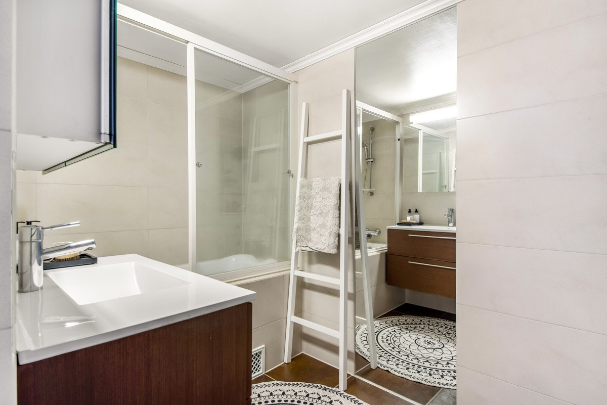 Pent bad fra 2010 med fliser på gulv og vegg. Galleribilde