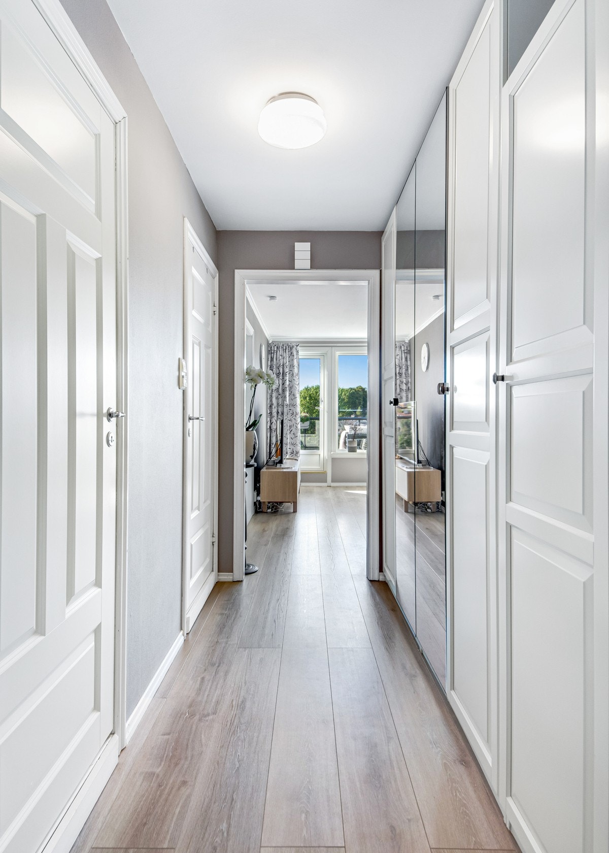 Man merker den lyse romfølelsen fra første steg inn i leiligheten. Galleribilde