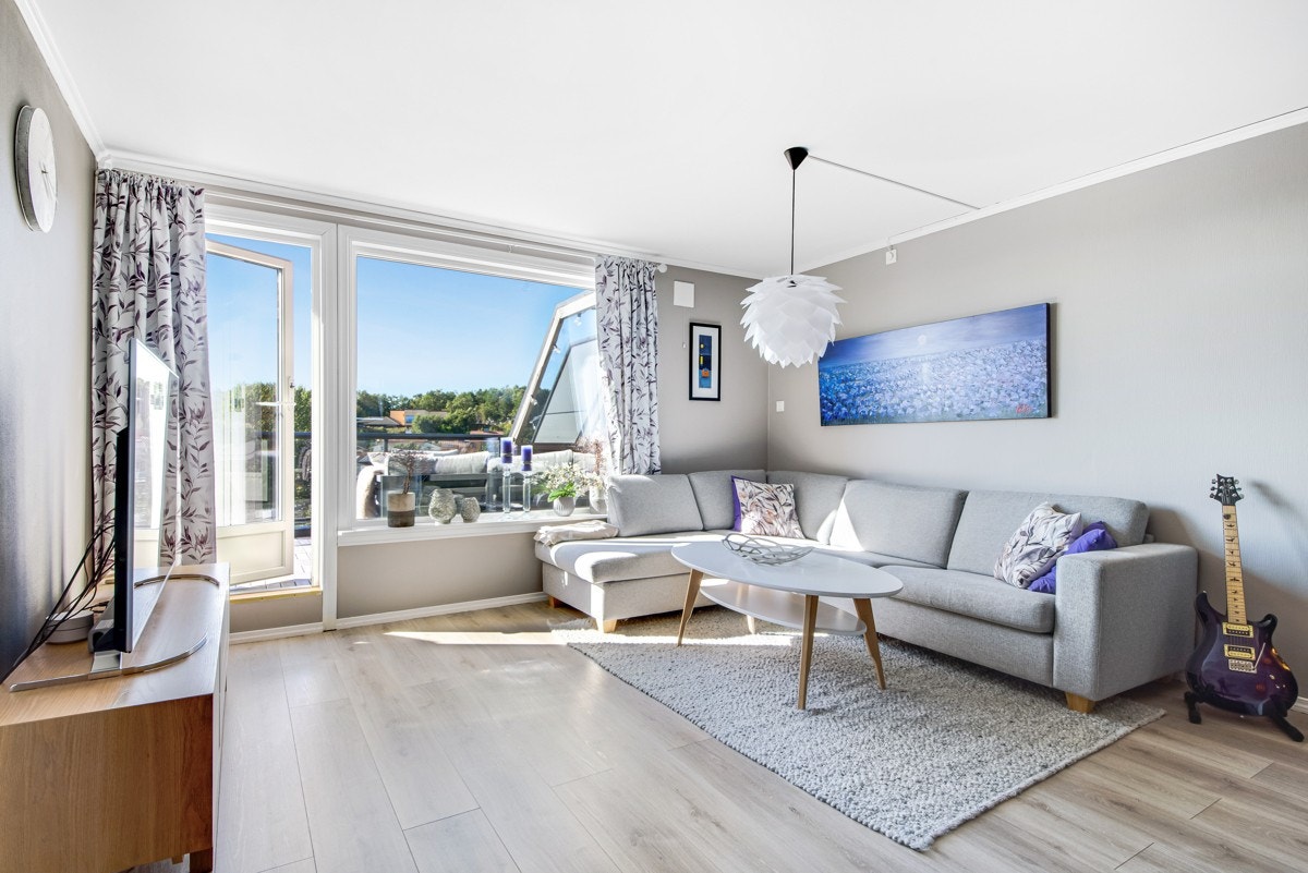 Store vindusflater slipper inn mye naturlig lys. Galleribilde