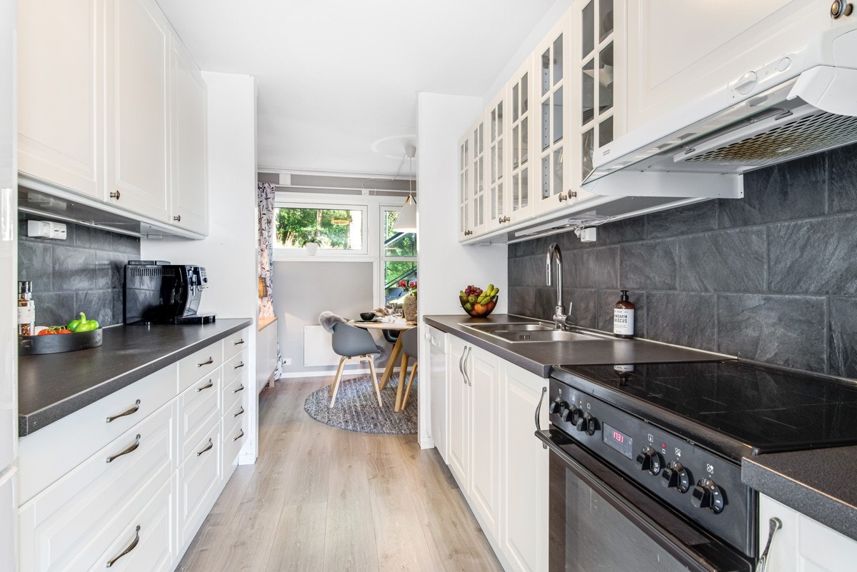 Kjøkkenet ble oppgradert i 2009, med hvite fronter og grå benkeplate og fliser over benk. Galleribilde