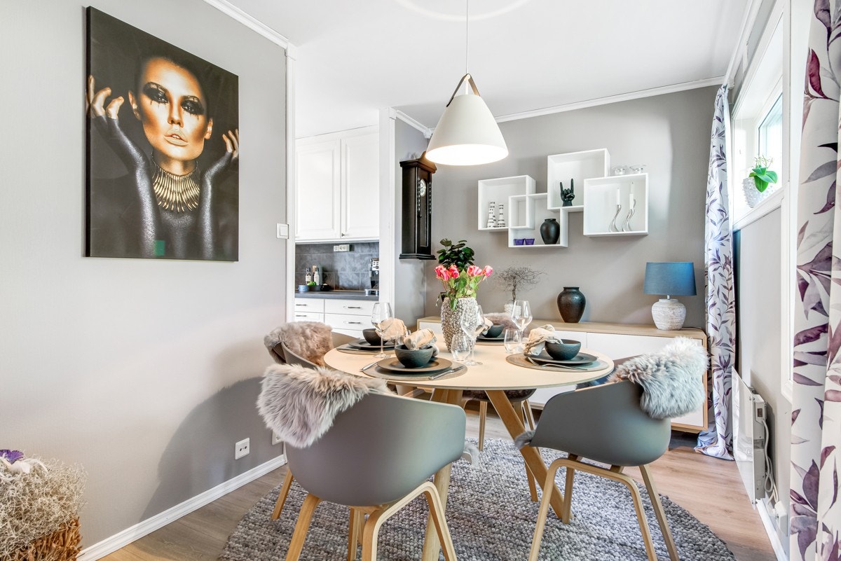 Koselig spisestue hvor hele gjengen kan samles ved festlig lag. Galleribilde