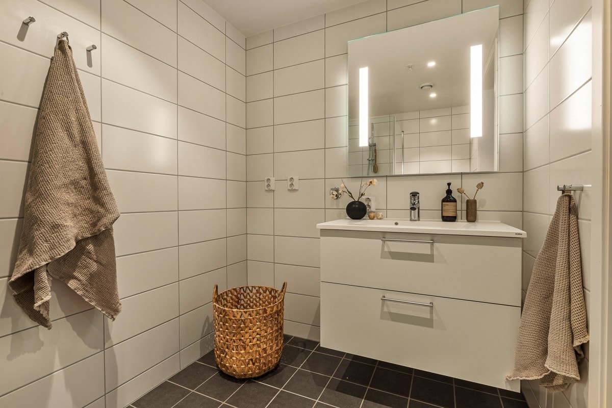 - Moderne og delikat, leveres med 20x40 flis på vegger, 20x20 flis på gulv og 10x10 i dusjsone - Galleribilde