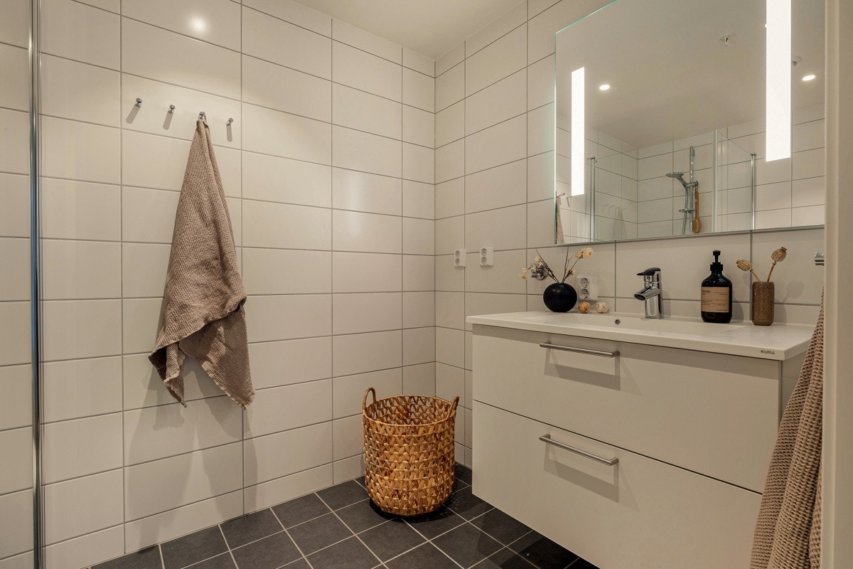 - Badet leveres med vannbåren gulvvarme, LED downlights og av/på bryter med dimmer - Galleribilde