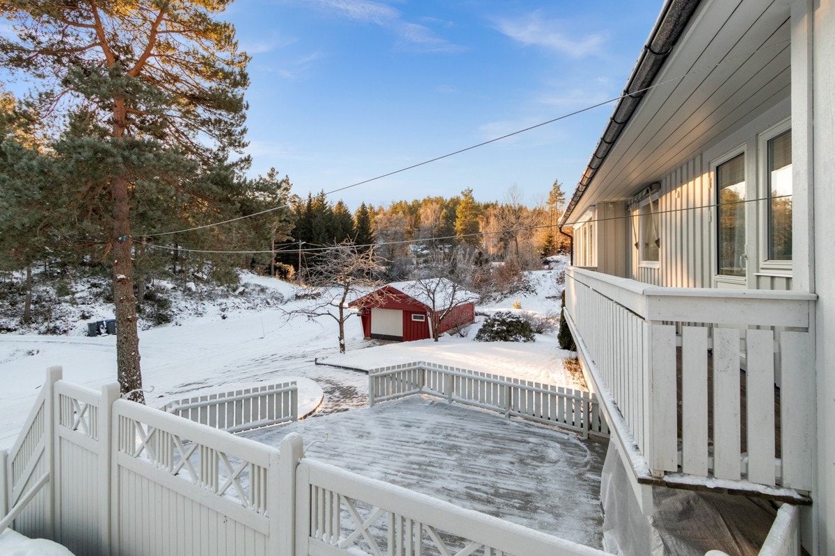 Eiendommen ligger solrikt til med naturen som nærmeste nabo Galleribilde