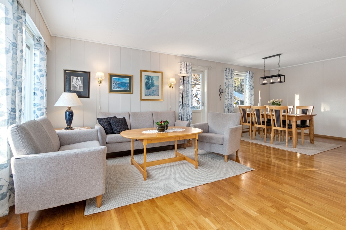 Stua har god plass til både sofagruppe og spisebord Galleribilde