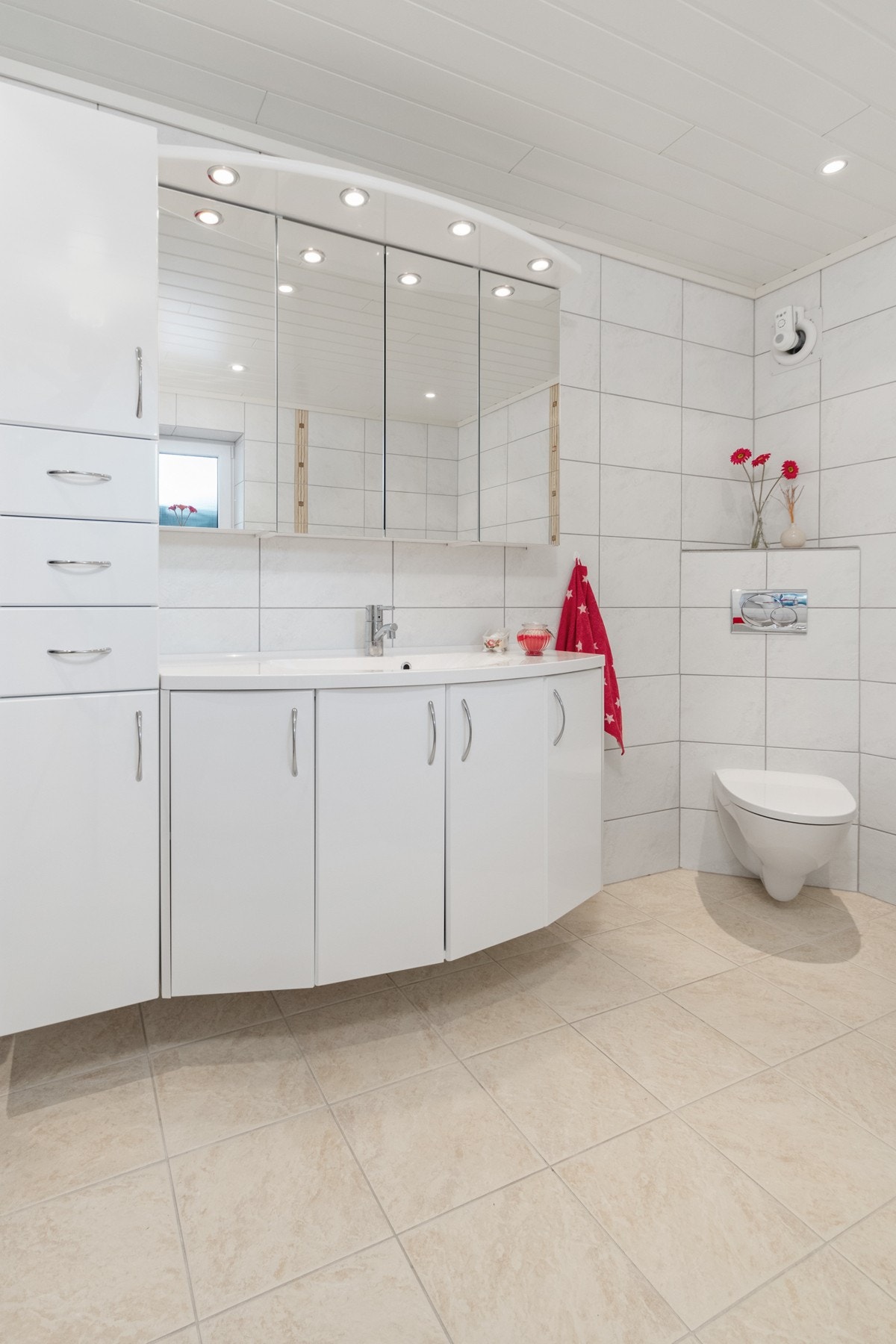 Badet i 1. etg. ble oppgradert i 2014 - Flislagte overfalter og varmekabler i gulv Galleribilde