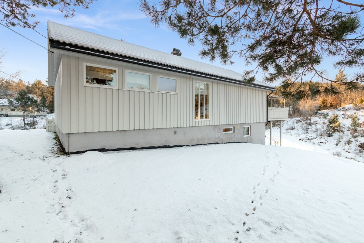 Baksiden av huset med god boltreplass Galleribilde