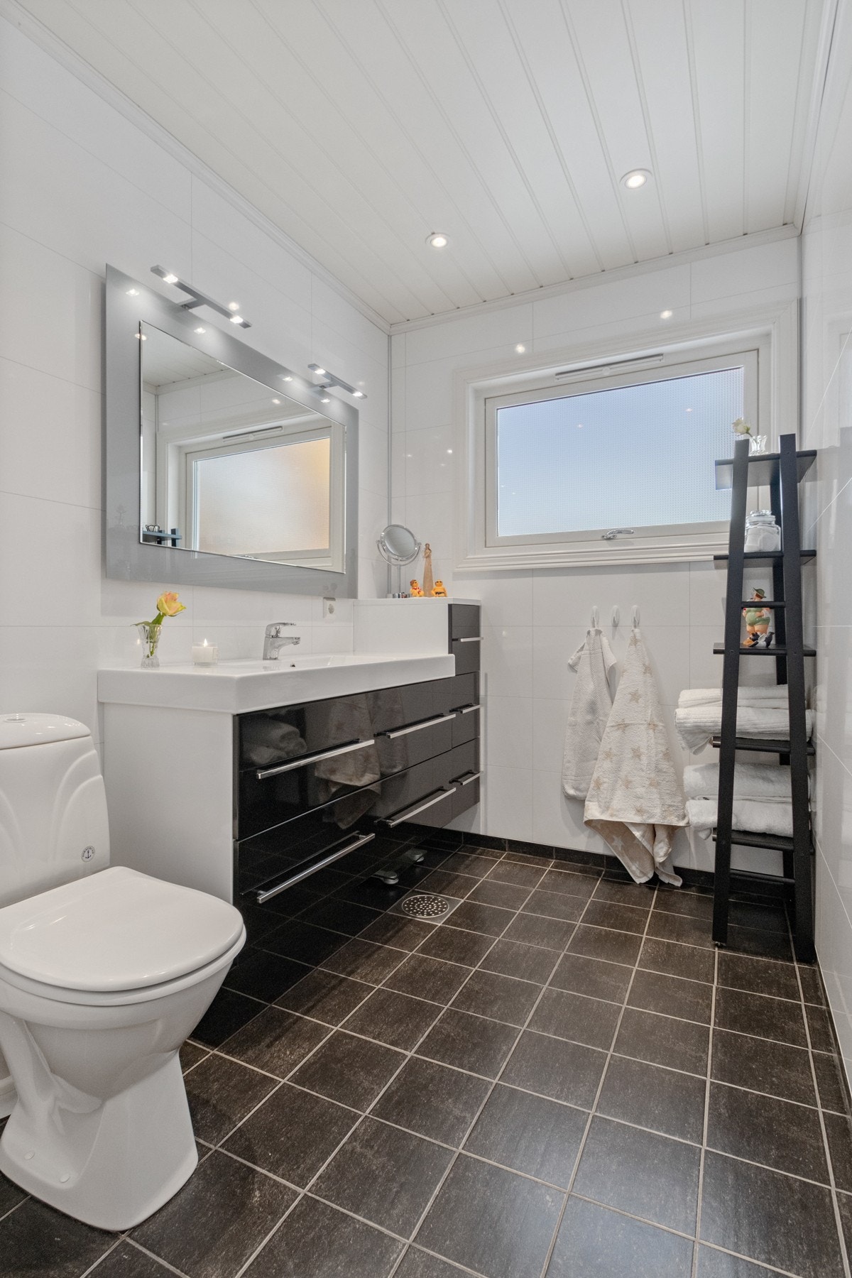 Toalettrom i 2.etg. med flislagte gulv med varmekabler og plater på vegger. Oppgradert i 2016. Galleribilde