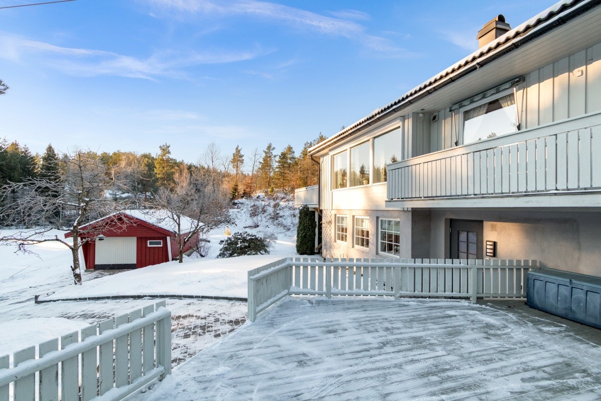 Romslig terrasse ved inngangsparti Galleribilde