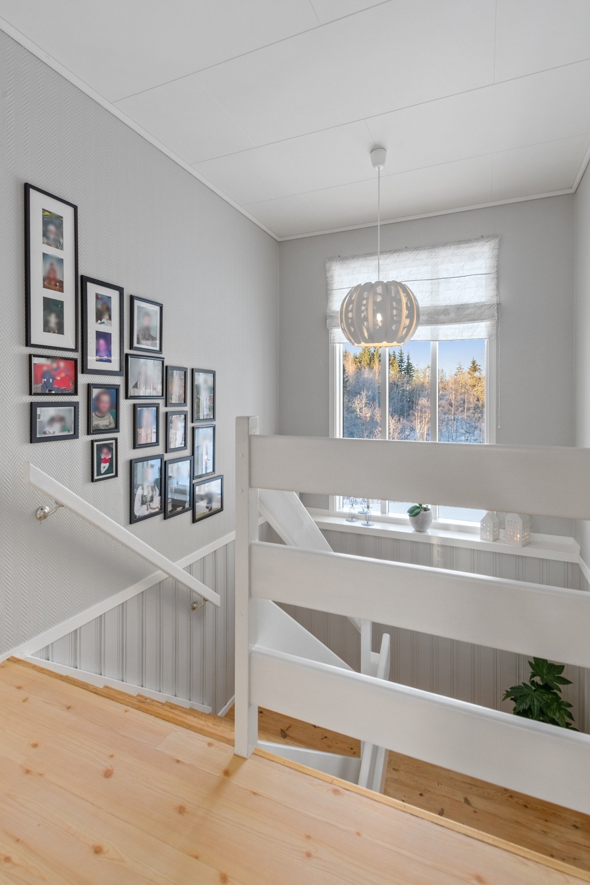 Trappegang fra 2.etg og ned Galleribilde