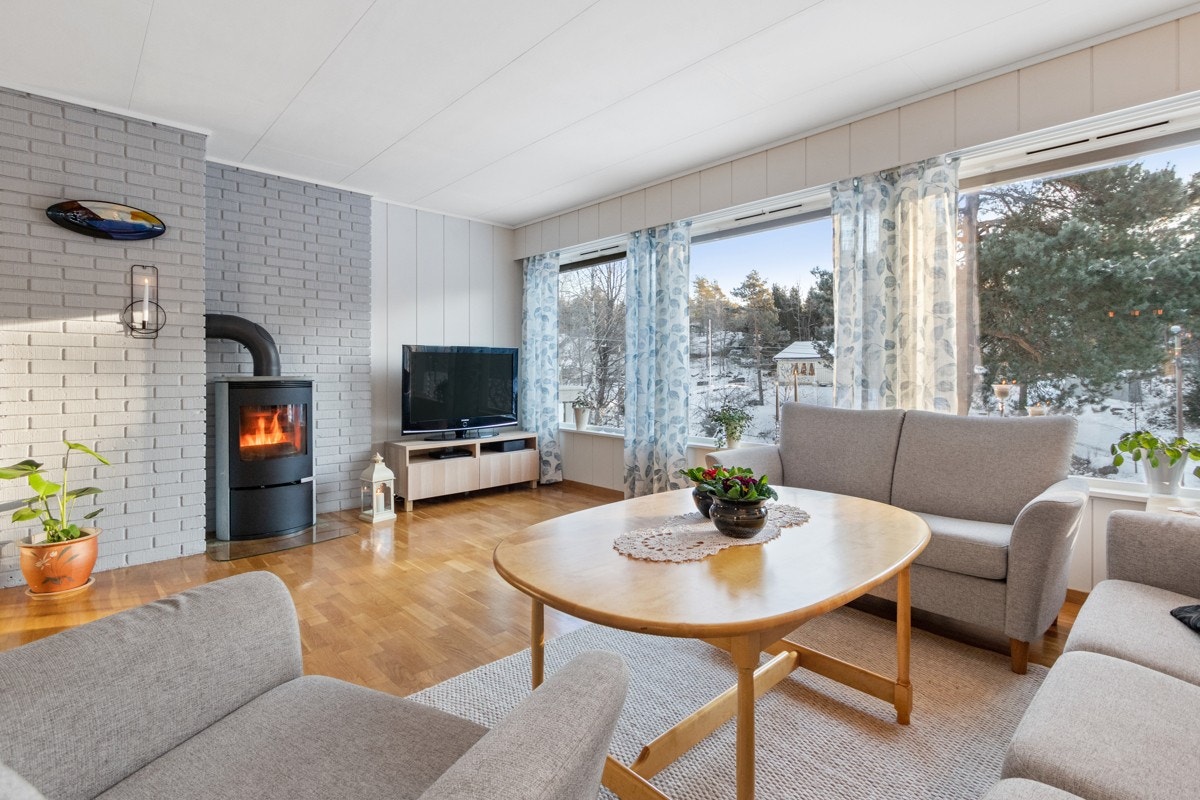Lys og trivelig stue med store vinduer - Peisovn med innsyn Galleribilde