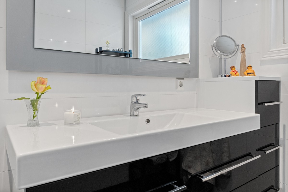 Baderom i 2.etg. består av toalett og baderomsinnredning med vask Galleribilde